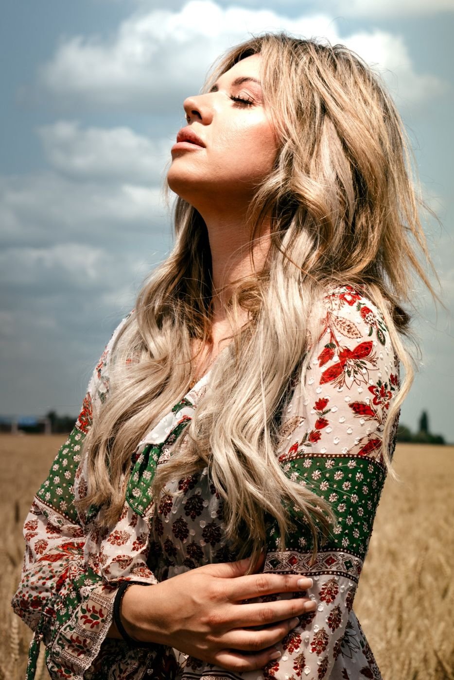 Natürliches Portraitshooting im Weizenfeld bei Wien – Ebenbild Fotografie